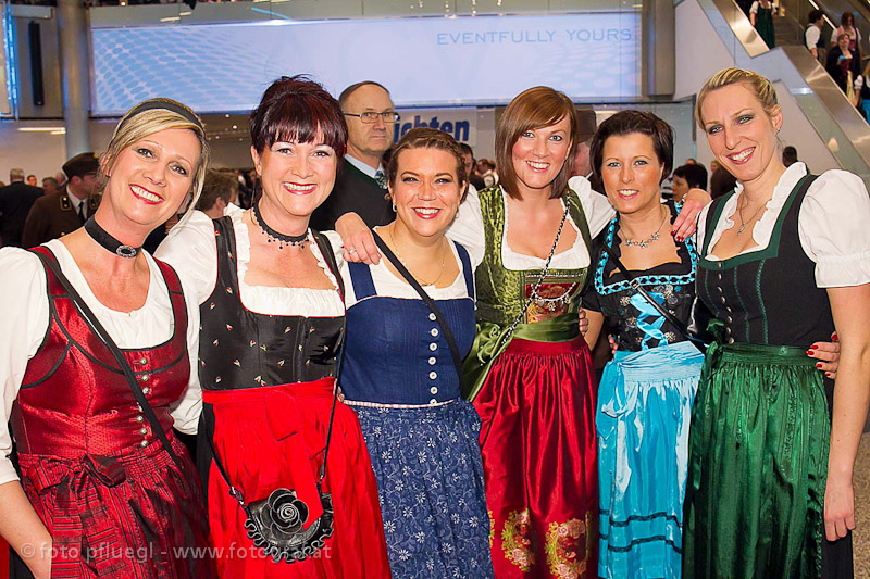 Ballbesucher in festlicher Tracht