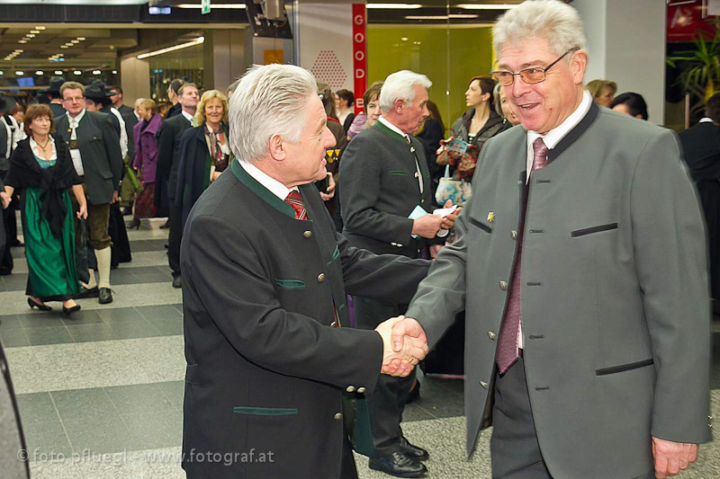 LH Dr. Josef Pühringer und Notar Dr. Engelbert Petrasch (Obmann des Vereins der Oberösterreicher in Wien) bei der Begrüßung