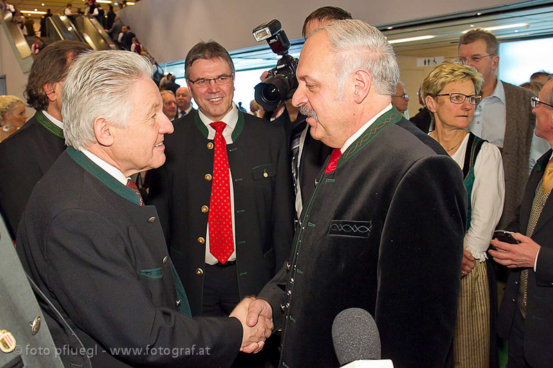 LH Dr. Josef Pühringer und Friedrich Schwarzenhofer (Bürgermeister Mattighofen) begrüßen sich