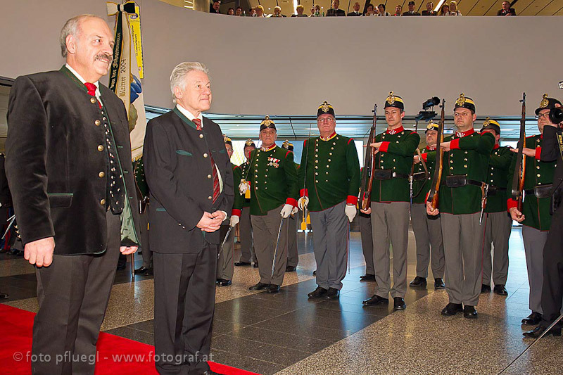 Bürgermeister Friedrich Schwarzhofer und LH Josef Pühringer betreten den Ballsaal