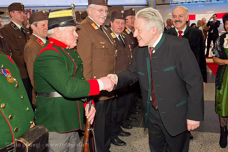 LH Josef Pühringer begrüßt ein Mitglied des Scharfschützensverein