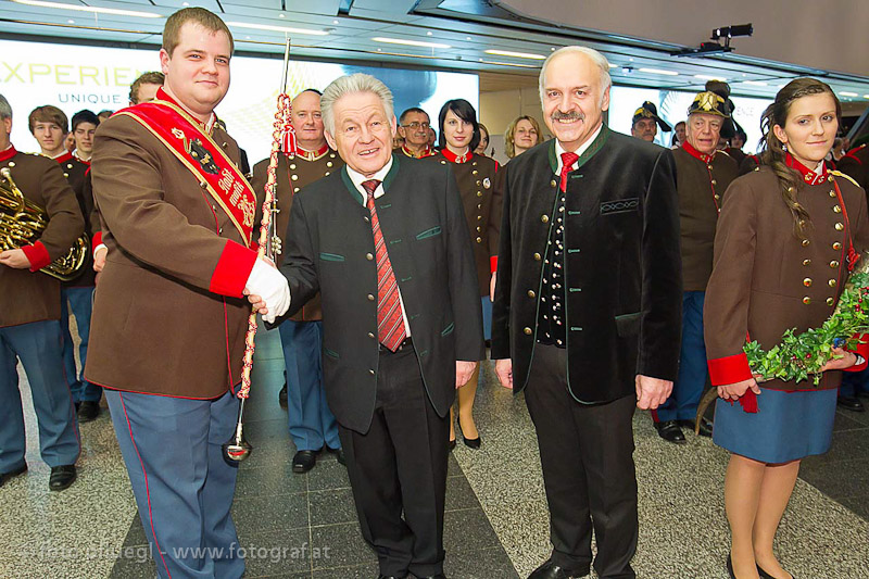 LH Josef Pühringer und Bürgermeister Friedrich Schwarzhofer  mit zwei anderen Ballbesucher