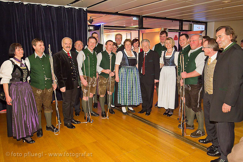 Bürgermeister Friedrich Schwarzhofer, LH Josef Pühringer, Mag. Dr. Geog Wojak und  Hans Steindl  mit weiteren Ballgäste 