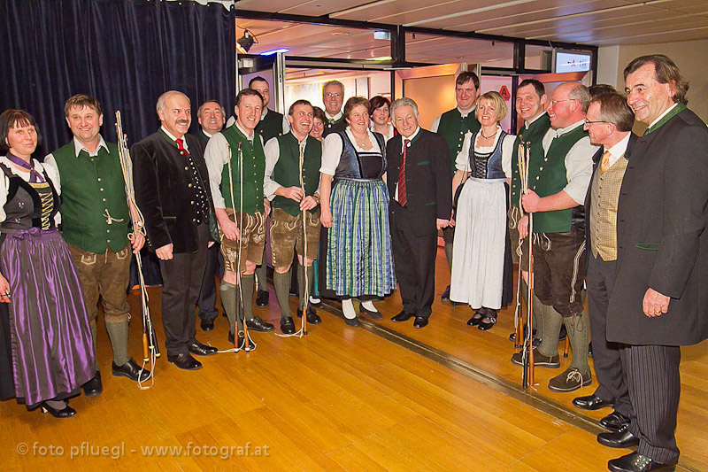 Bürgermeister Friedrich Schwarzhofer, LH Josef Pühringer, Mag. Dr. Geog Wojak und  Hans Steindl  mit weiteren Ballgäste 