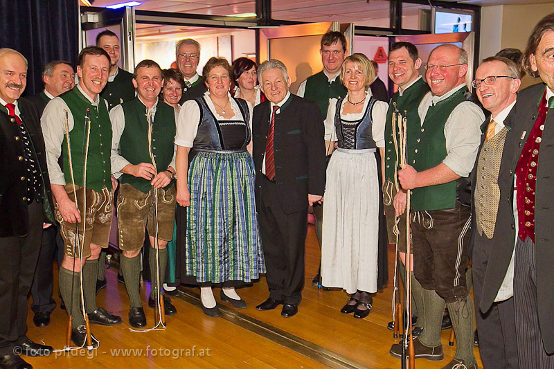 Bürgermeister Friedrich Schwarzhofer, LH Josef Pühringer, Mag. Dr. Geog Wojak und  Hans Steindl  mit weiteren Ballgäste 