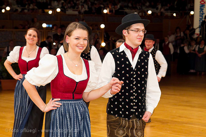 junges Tanzpärchen beim Einzug