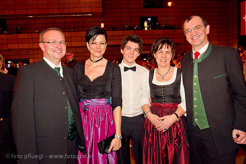 Mag. Johannes Waidbacher  mit Gattin Silke, Erich Wiesner, Vizepräsident der Industriellenvereinigung Oberösterreich und gattin