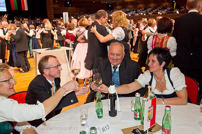 Mag. Dr. Geog Wojak beim Anstoßen