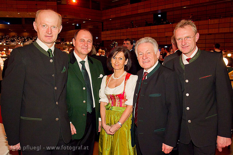 LH Josef Pühringer im festlichen Ballsaal mit anderen Gästen