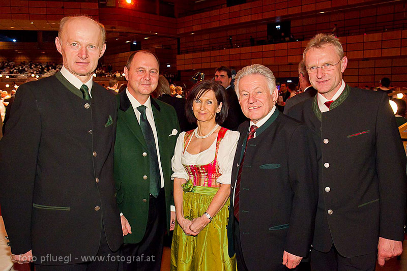 LH Josef Pühringer im festlichen Ballsaal mit anderen Gästen