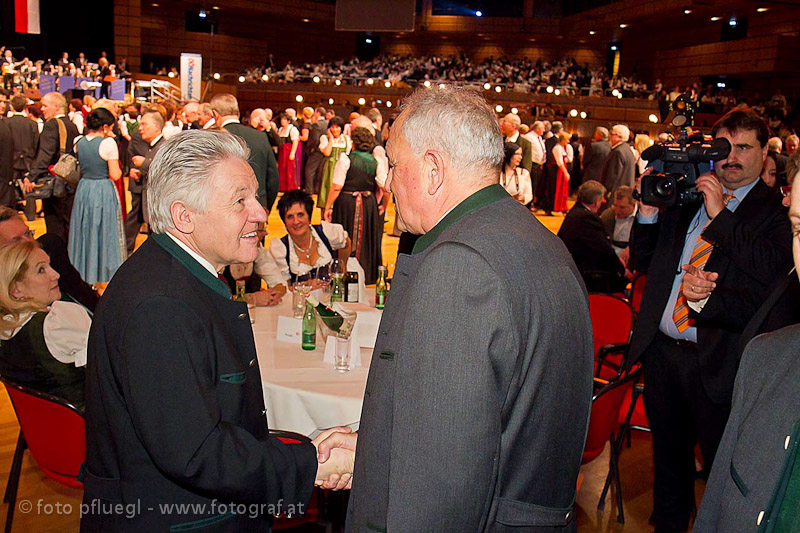 LH Josef Pühringer trifft im festlichen Ballsaal auf Bekanntschaften