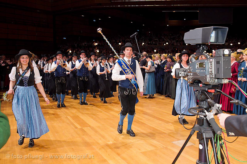 Stadtmusikappelle Mattighofen maschieren in dem Ballsaal ein und sorgten für gute Musik