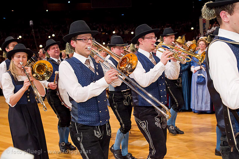 Stadtmusikappelle Mattighofen maschieren in dem Ballsaal ein und sorgten für gute Musik