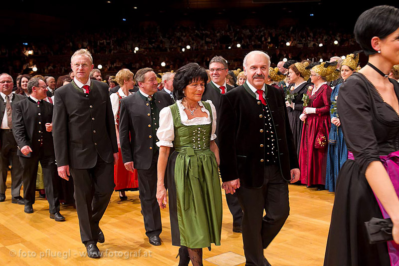 Bürgermeister Friedrich Schwarzenhofer bei betreten des Saals