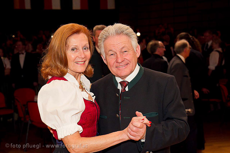 LH Dr. Pühringer tanzt mit Mag. Christine Petrasch (Gattin des Obmanns des Vereins der OÖer in Wien)