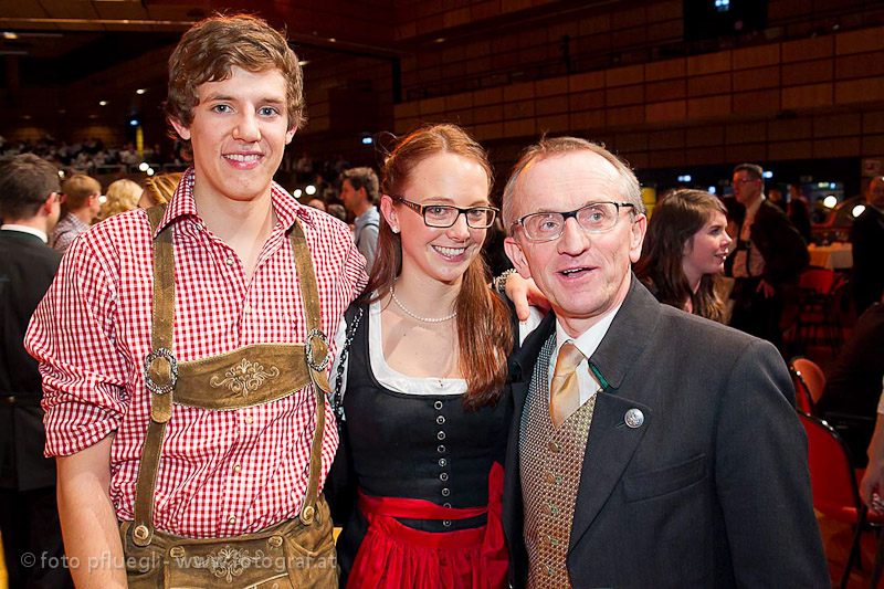 Mag. Dr. Geog Wojak mit zwei jungen Ballteilnehmer