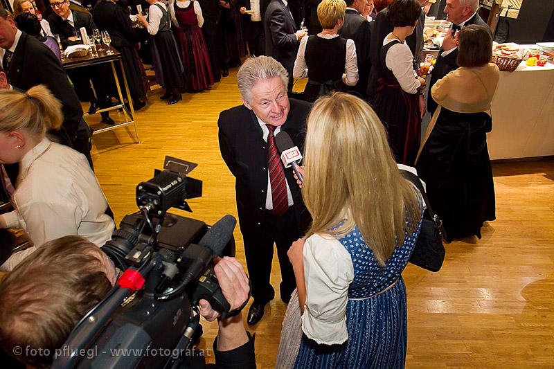 LH Dr. Josef Pühringer wird über den Ball befragt