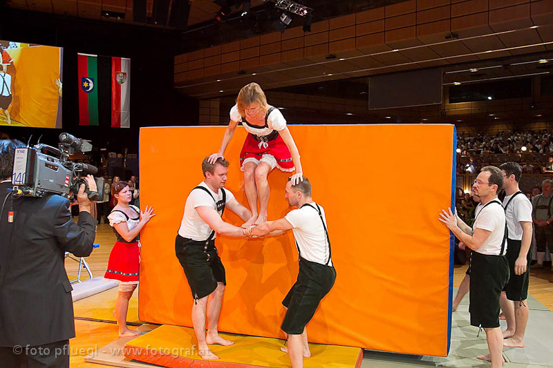 fastzinierender akrobatischer Auftritt am Ball