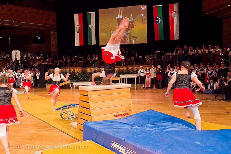 fastzinierender akrobatischer Auftritt am Ball