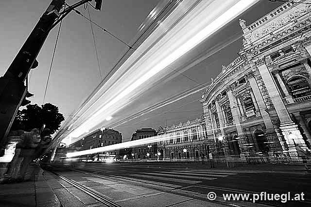 Burgtheater Strassenbahn Wien bei Nacht