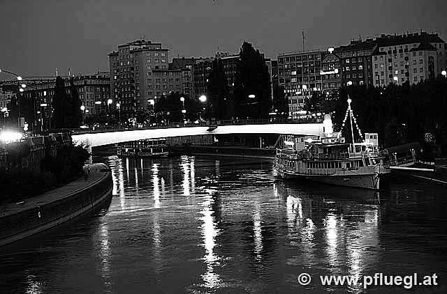 Marienbruecke Schwedenplatz Wien Donaukanal