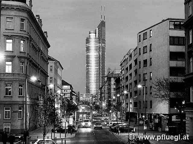 Millenniumstower bei Nacht Wienfoto Pfluegl