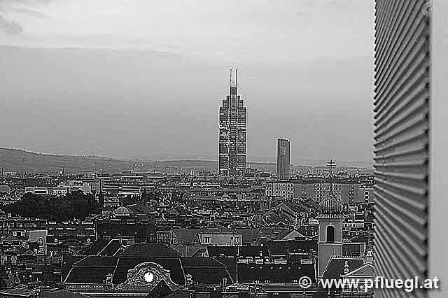 Millenniumstower ueber den Daechern Wiens bei Nacht