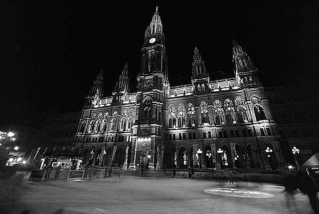 Rathaus Eislaufen Wien bei Nacht