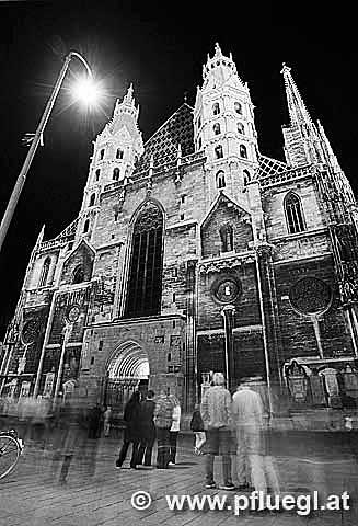 Stephanskirche Dom Platz Wien bei Nacht