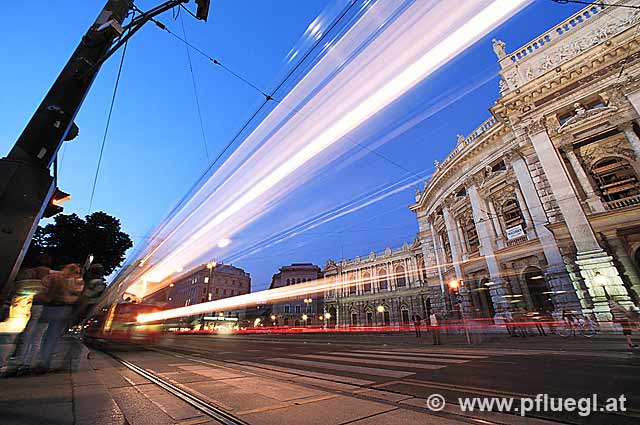 Burgtheater Strassenbahn Wien bei Nacht