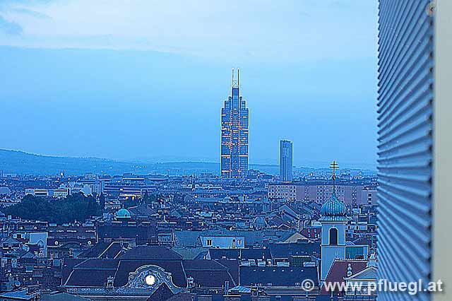 Millenniumstower ueber den Daechern Wiens bei Nacht