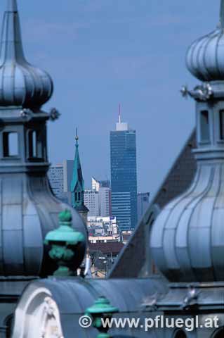 Millenniumstower ueber den Daechern von Wien bei Nacht