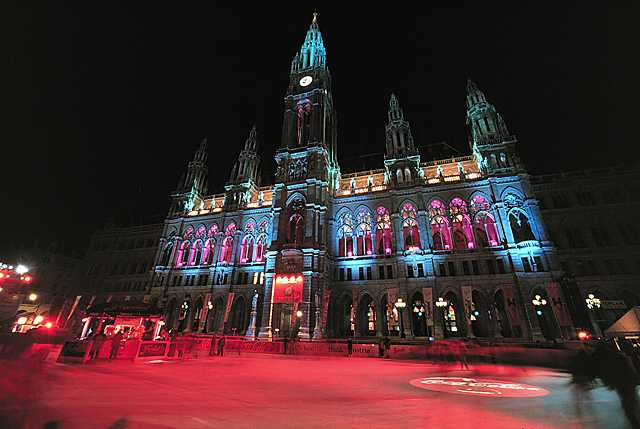 Rathaus Eislaufen Wien bei Nacht