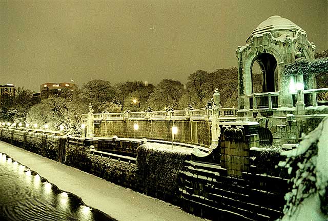 Stadtpark Wien bei Nacht im Schnee