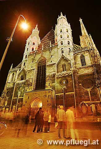 Stephanskirche Dom Platz Wien bei Nacht